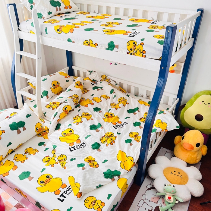 91家纺网 家纺一手货源 找家纺 小虾米 2023新款上下铺小黄鸭系列全棉被套 森林奇遇