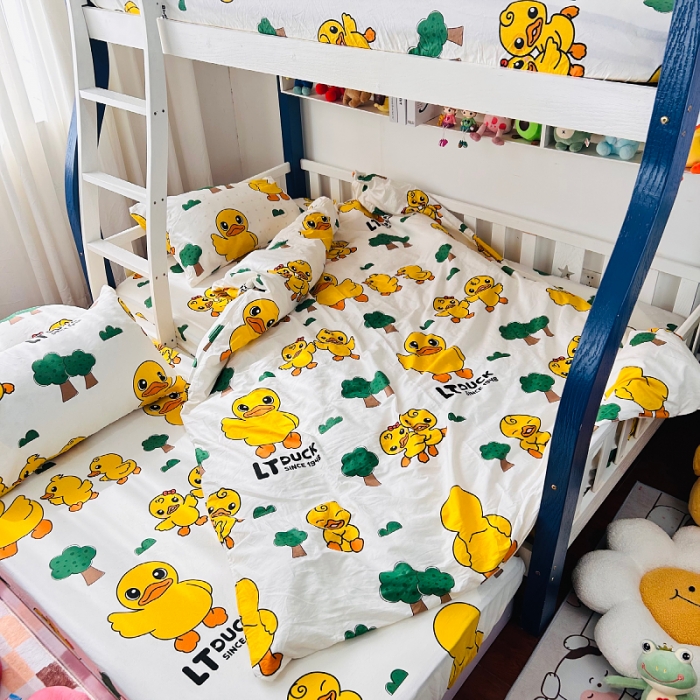 91家纺网 家纺一手货源 找家纺 小虾米 2023新款上下铺小黄鸭系列全棉被套 森林奇遇
