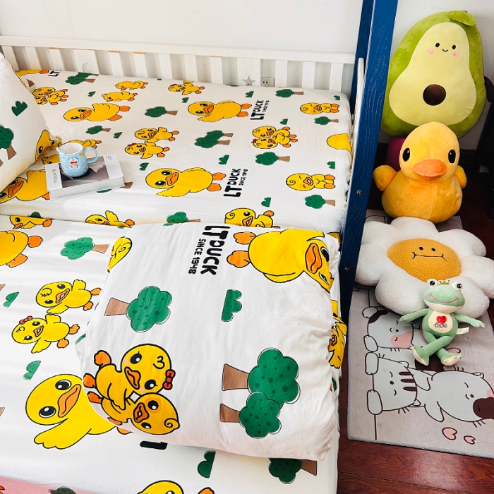 91家纺网 家纺一手货源 找家纺 小虾米 2023新款上下铺小黄鸭系列全棉被套 森林奇遇