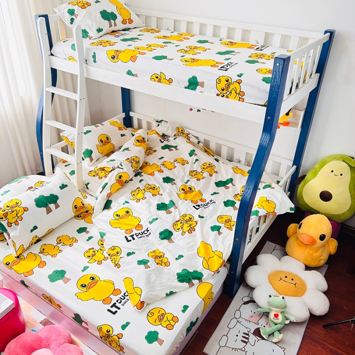 91家纺网 家纺一手货源 找家纺 小虾米 2023新款上下铺小黄鸭系列全棉被套 森林奇遇