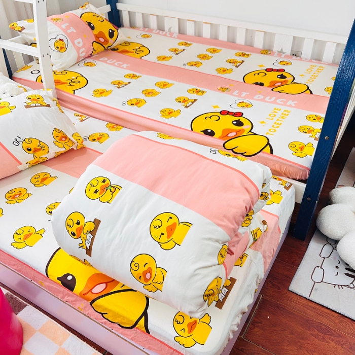 91家纺网 家纺一手货源 找家纺 小虾米 2023新款上下铺小黄鸭系列全棉被套 羞涩鸭