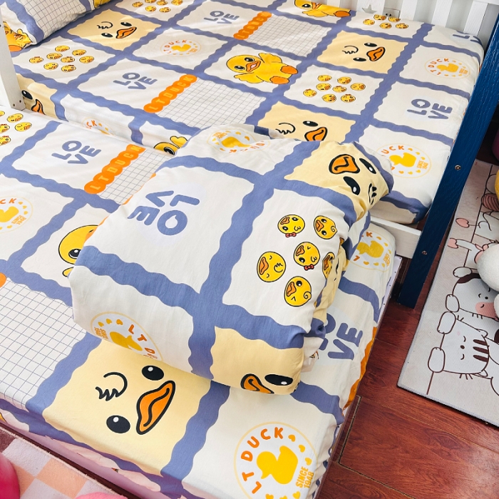 91家纺网 家纺一手货源 找家纺 小虾米 2023新款上下铺小黄鸭系列全棉被套 英伦格调