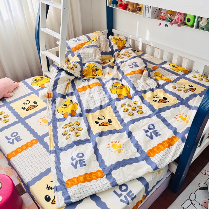 91家纺网 家纺一手货源 找家纺 小虾米 2023新款上下铺小黄鸭系列全棉被套 英伦格调