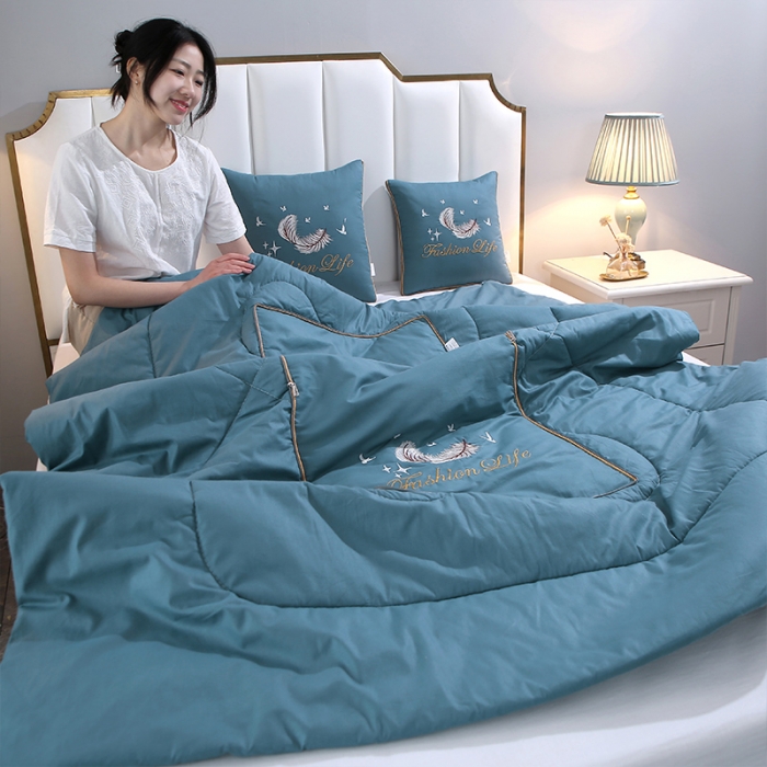 91家纺网 家纺一手货源 找家纺 （总）照世2023新款13372全棉简约羽毛系列抱枕被