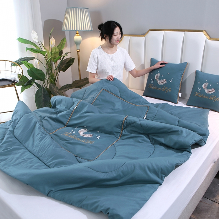 91家纺网 家纺一手货源 找家纺 （总）照世2023新款13372全棉简约羽毛系列抱枕被