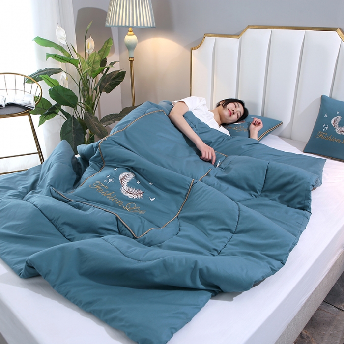 91家纺网 家纺一手货源 找家纺 （总）照世2023新款13372全棉简约羽毛系列抱枕被