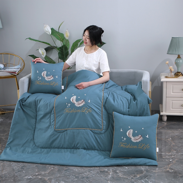 91家纺网 家纺一手货源 找家纺 （总）照世2023新款13372全棉简约羽毛系列抱枕被