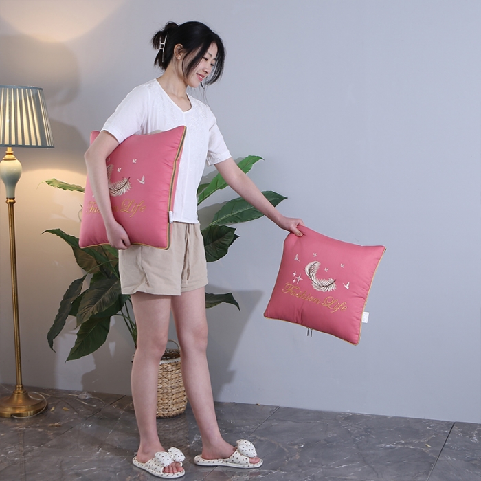 91家纺网 家纺一手货源 找家纺 照世2023新款13372全棉简约羽毛系列抱枕被 粉色