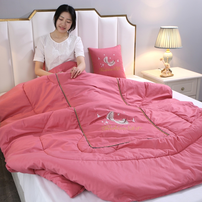 91家纺网 家纺一手货源 找家纺 照世2023新款13372全棉简约羽毛系列抱枕被 粉色