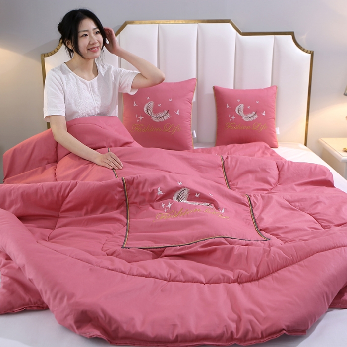 91家纺网 家纺一手货源 找家纺 照世2023新款13372全棉简约羽毛系列抱枕被 粉色