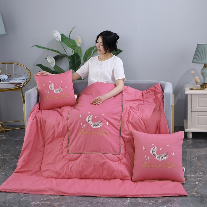 91家纺网 家纺一手货源 找家纺 照世2023新款13372全棉简约羽毛系列抱枕被 粉色