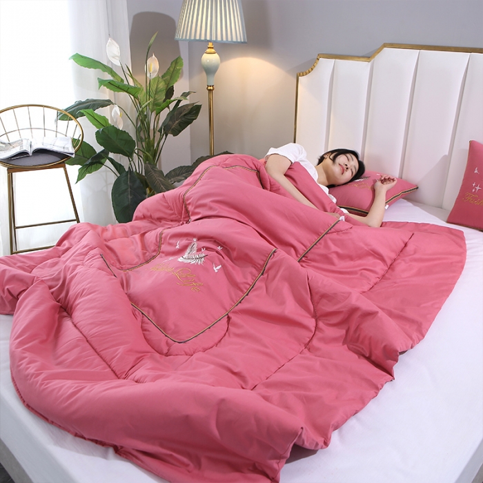 91家纺网 家纺一手货源 找家纺 照世2023新款13372全棉简约羽毛系列抱枕被 粉色