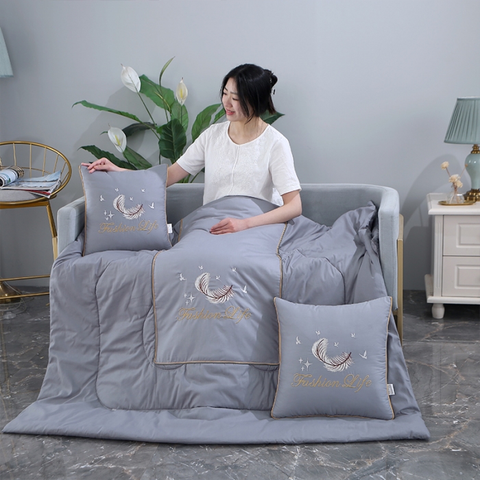 91家纺网 家纺一手货源 找家纺 照世2023新款13372全棉简约羽毛系列抱枕被 灰色