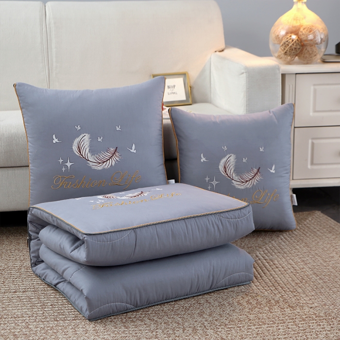 91家纺网 家纺一手货源 找家纺 照世2023新款13372全棉简约羽毛系列抱枕被 灰色