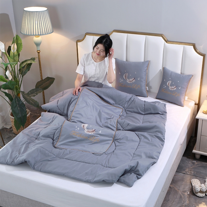 91家纺网 家纺一手货源 找家纺 照世2023新款13372全棉简约羽毛系列抱枕被 灰色