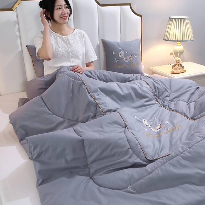 91家纺网 家纺一手货源 找家纺 照世2023新款13372全棉简约羽毛系列抱枕被 灰色
