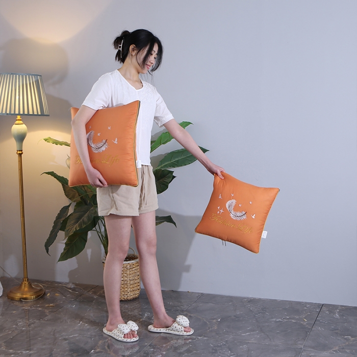 91家纺网 家纺一手货源 找家纺 照世2023新款13372全棉简约羽毛系列抱枕被 橘色