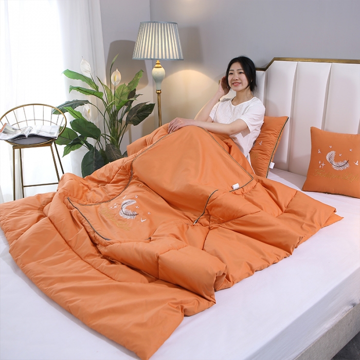 91家纺网 家纺一手货源 找家纺 照世2023新款13372全棉简约羽毛系列抱枕被 橘色
