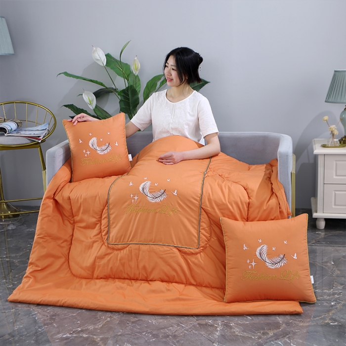 91家纺网 家纺一手货源 找家纺 照世2023新款13372全棉简约羽毛系列抱枕被 橘色