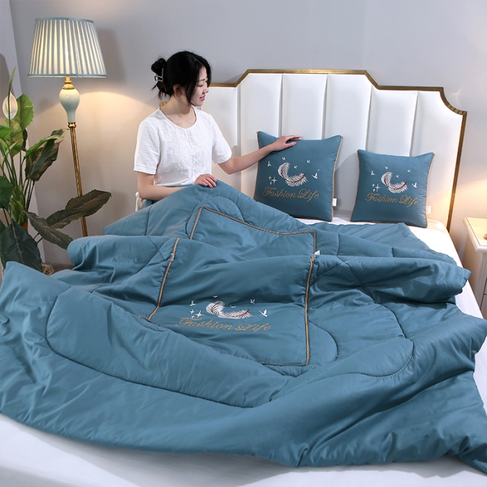 91家纺网 家纺一手货源 找家纺 照世2023新款13372全棉简约羽毛系列抱枕被 蓝色