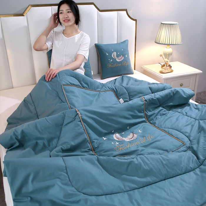 91家纺网 家纺一手货源 找家纺 照世2023新款13372全棉简约羽毛系列抱枕被 蓝色