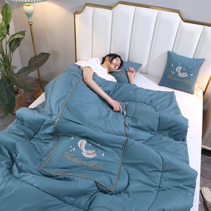 91家纺网 家纺一手货源 找家纺 照世2023新款13372全棉简约羽毛系列抱枕被 蓝色