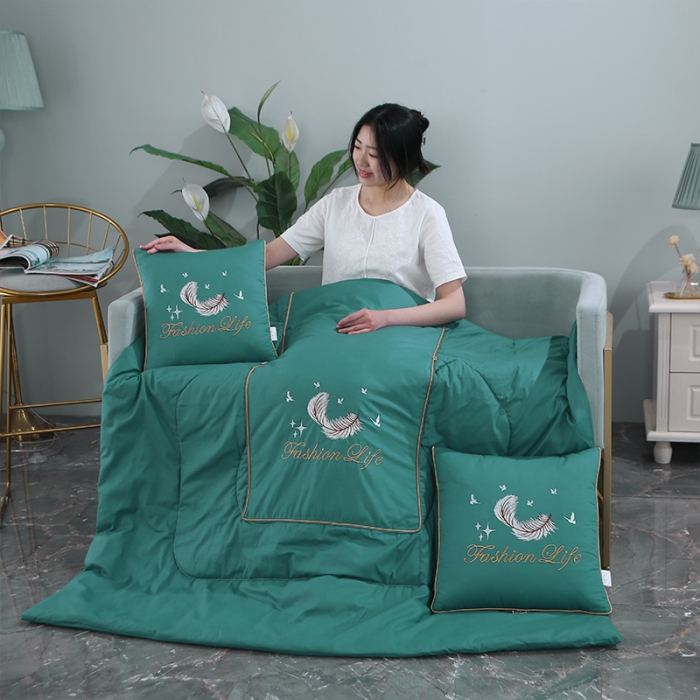 91家纺网 家纺一手货源 找家纺 照世2023新款13372全棉简约羽毛系列抱枕被 绿色