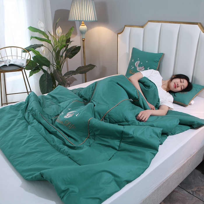 91家纺网 家纺一手货源 找家纺 照世2023新款13372全棉简约羽毛系列抱枕被 绿色