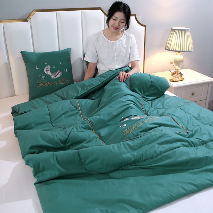 91家纺网 家纺一手货源 找家纺 照世2023新款13372全棉简约羽毛系列抱枕被 绿色