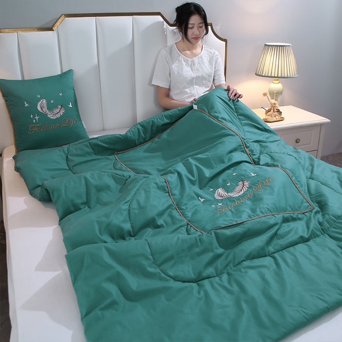 91家纺网 家纺一手货源 找家纺 照世2023新款13372全棉简约羽毛系列抱枕被 绿色