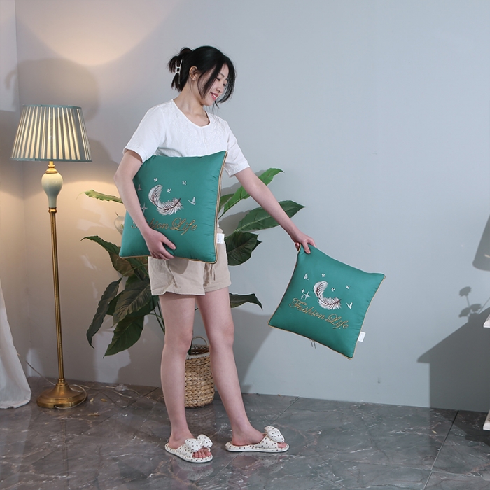 91家纺网 家纺一手货源 找家纺 照世2023新款13372全棉简约羽毛系列抱枕被 绿色