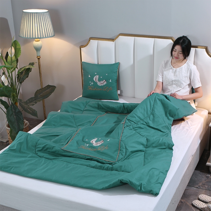 91家纺网 家纺一手货源 找家纺 照世2023新款13372全棉简约羽毛系列抱枕被 绿色