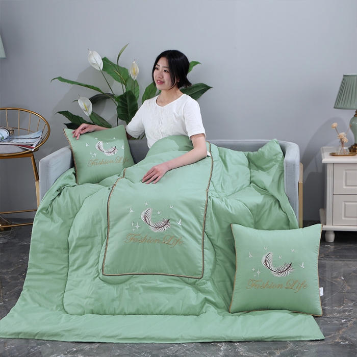 91家纺网 家纺一手货源 找家纺 照世2023新款13372全棉简约羽毛系列抱枕被 青色