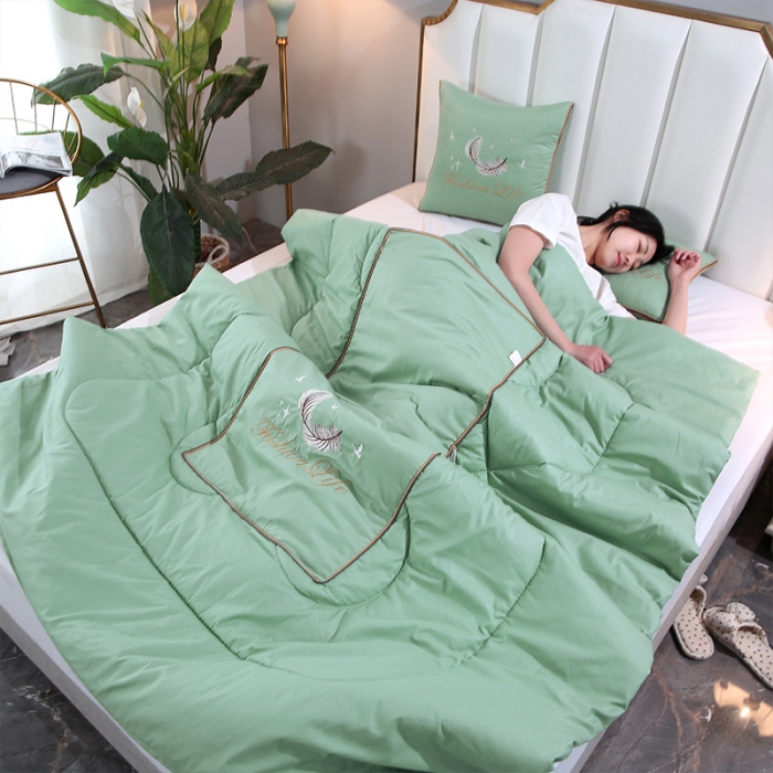 91家纺网 家纺一手货源 找家纺 照世2023新款13372全棉简约羽毛系列抱枕被 青色