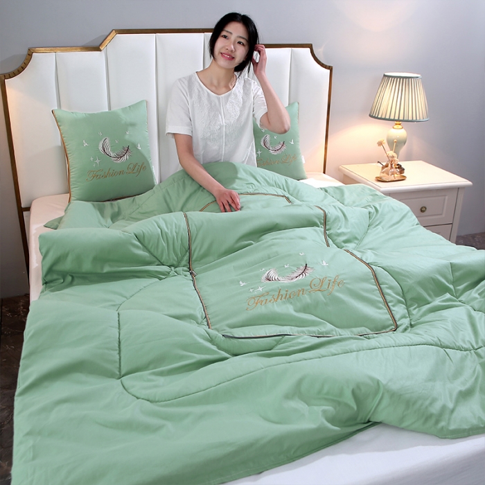 91家纺网 家纺一手货源 找家纺 照世2023新款13372全棉简约羽毛系列抱枕被 青色