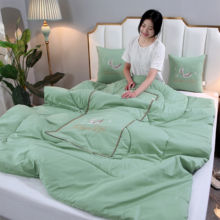 91家纺网 家纺一手货源 找家纺 照世2023新款13372全棉简约羽毛系列抱枕被 青色