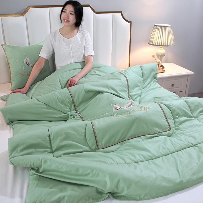 91家纺网 家纺一手货源 找家纺 照世2023新款13372全棉简约羽毛系列抱枕被 青色