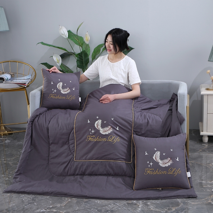 91家纺网 家纺一手货源 找家纺 照世2023新款13372全棉简约羽毛系列抱枕被 深灰