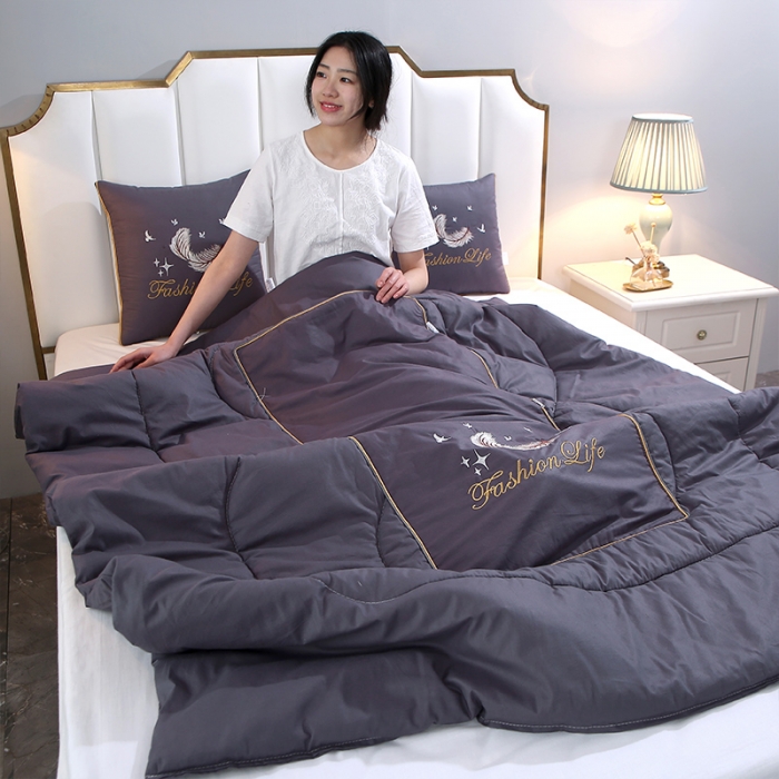 91家纺网 家纺一手货源 找家纺 照世2023新款13372全棉简约羽毛系列抱枕被 深灰