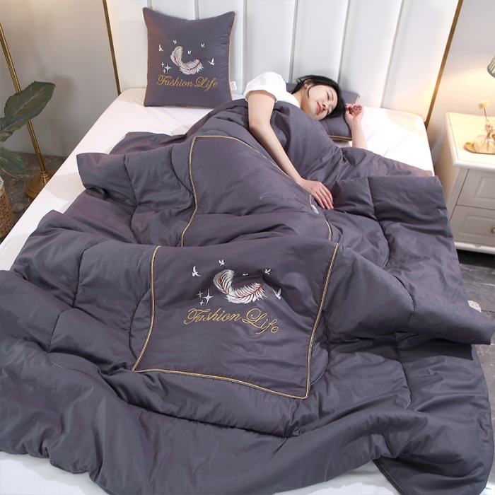 91家纺网 家纺一手货源 找家纺 照世2023新款13372全棉简约羽毛系列抱枕被 深灰