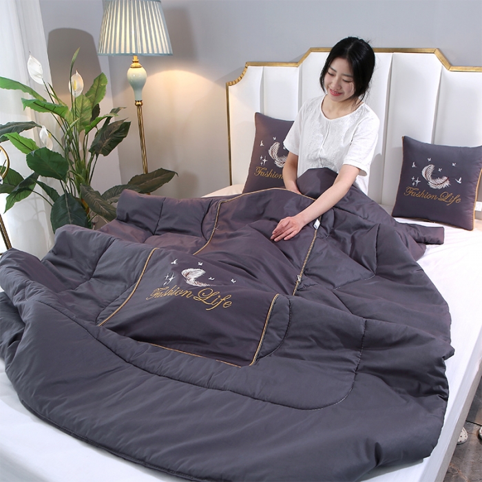 91家纺网 家纺一手货源 找家纺 照世2023新款13372全棉简约羽毛系列抱枕被 深灰