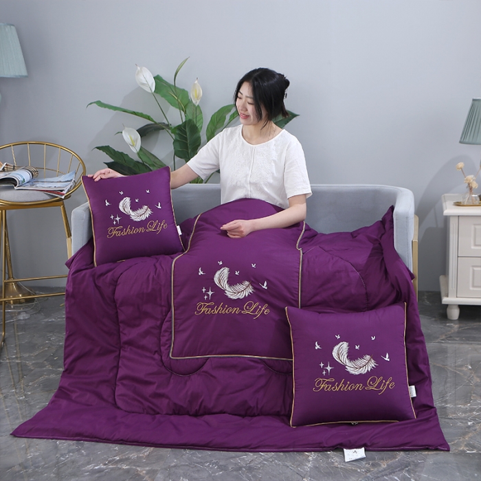 91家纺网 家纺一手货源 找家纺 照世2023新款13372全棉简约羽毛系列抱枕被 紫色