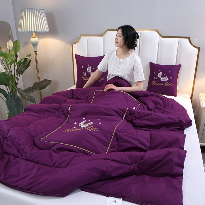 91家纺网 家纺一手货源 找家纺 照世2023新款13372全棉简约羽毛系列抱枕被 紫色