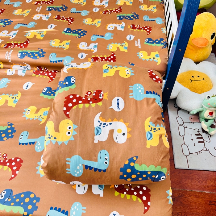 91家纺网 家纺一手货源 找家纺 小虾米 2023新款卡通系列全棉被套 恐龙日记咖
