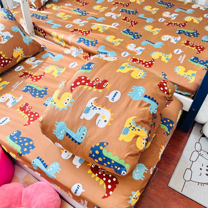 91家纺网 家纺一手货源 找家纺 小虾米 2023新款卡通系列全棉被套 恐龙日记咖