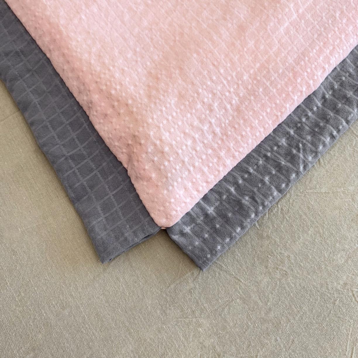 91家纺网 家纺一手货源 找家纺 爱宝 2025新款泡泡纱夏被 泡泡纱-粉色