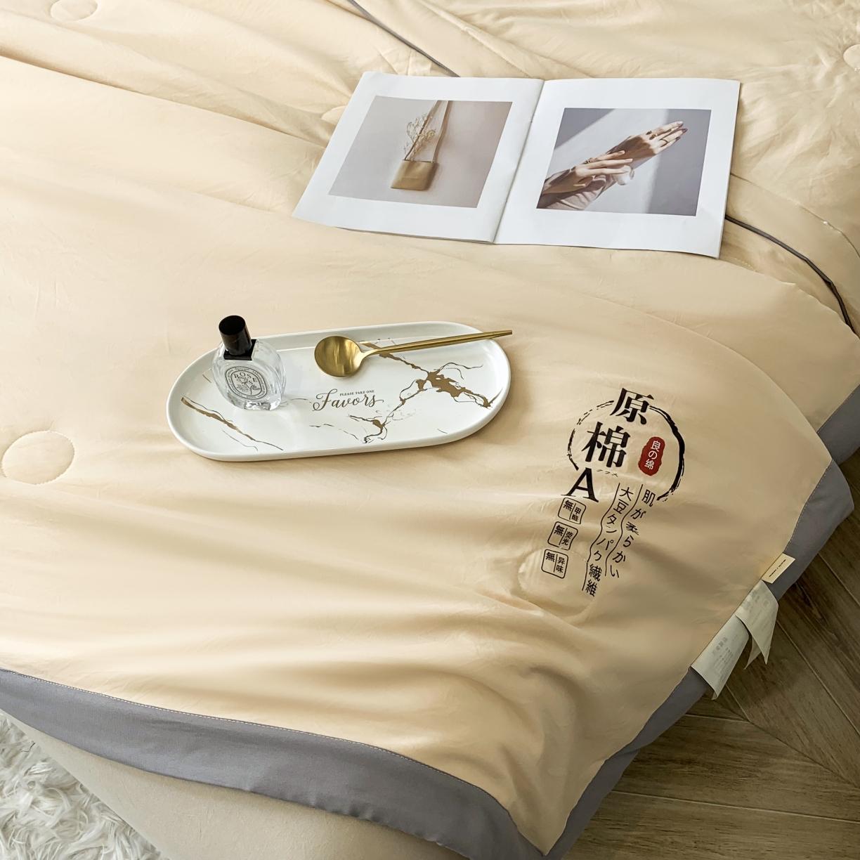 91家纺网 家纺一手货源 找家纺 2025爱宝被业手包边原棉被直播夏凉被 姜黄