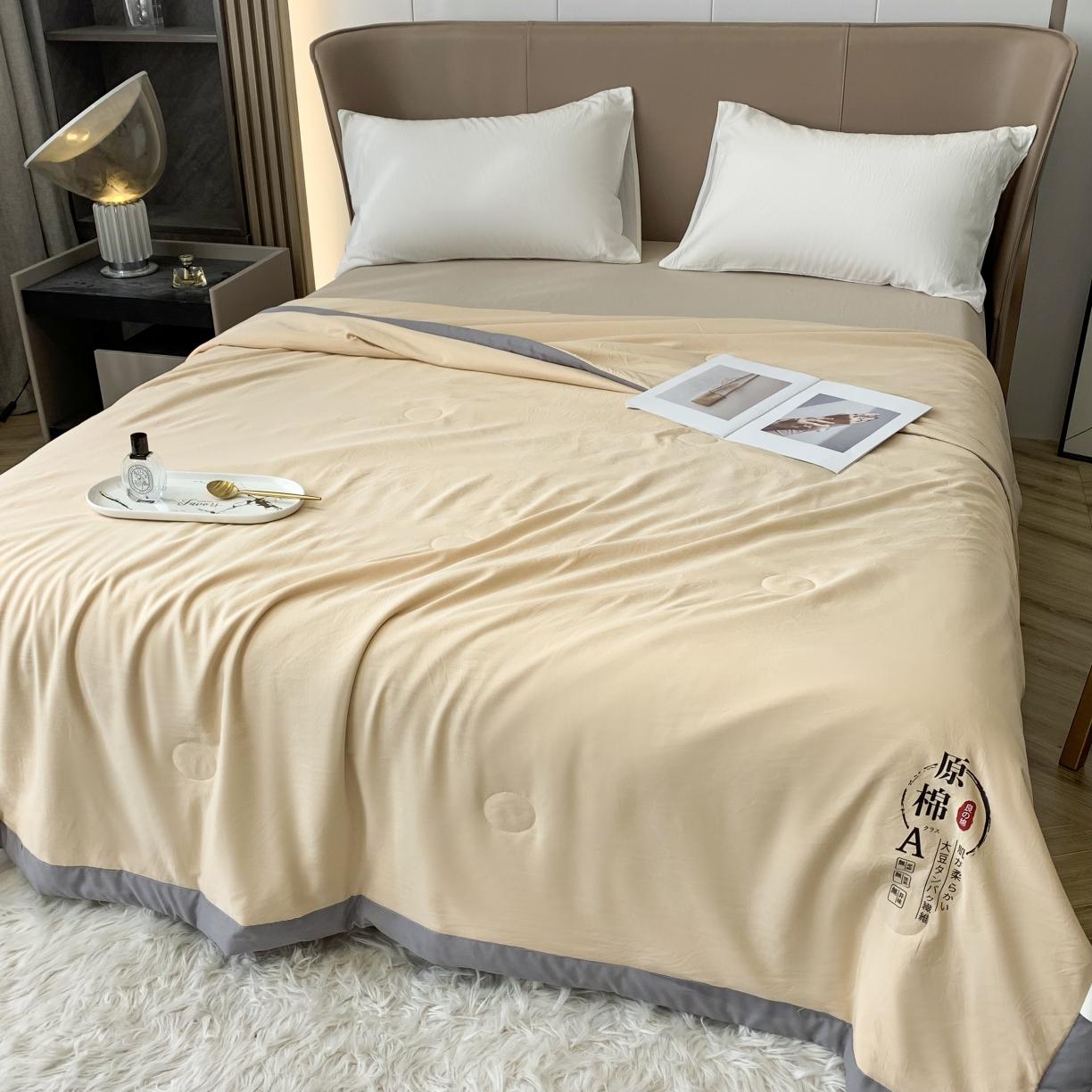 91家纺网 家纺一手货源 找家纺 2025爱宝被业手包边原棉被直播夏凉被 姜黄