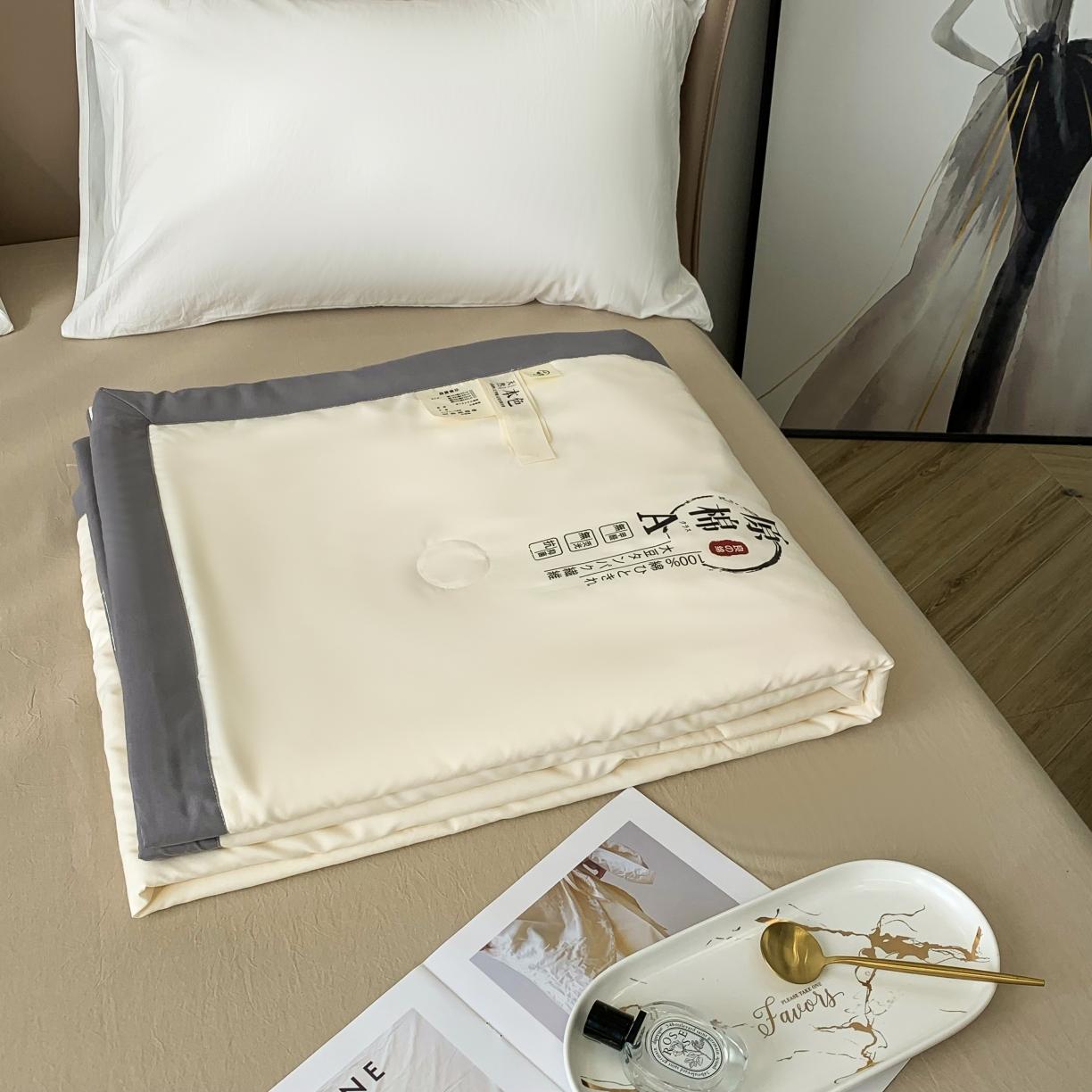 91家纺网 家纺一手货源 找家纺 2025爱宝被业手包边原棉被直播夏凉被 浅黄