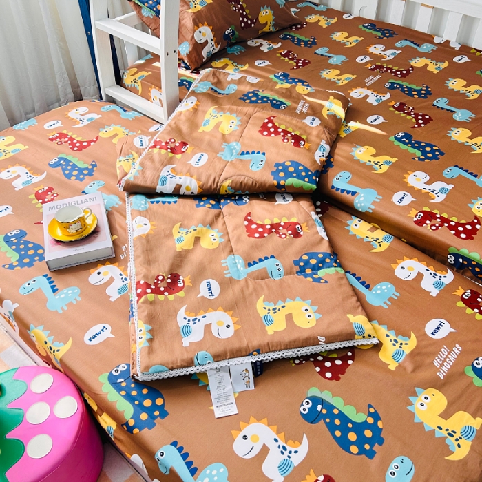 91家纺网 家纺一手货源 找家纺 小虾米 2023新款卡通系列全棉夏被 恐龙日记咖